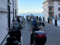 vomero_via_luca_giordano_motocicli_tavolini_e_sedie.jpg