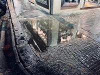 vomero_via_luca_giordano_uno_dei_tanti_laghetti_che_si_formano_con_le_piogge.jpg