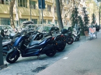 vomero_via_merliani_motocicli_psrcheggiati_sul_marciapiede.jpg