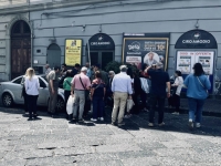 vomero_via_san_gennaro_ad_antignano_folla_di_passanti.jpg