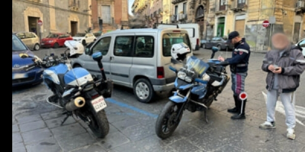 1_poliziotti_denunciano_un_parcheggiatore_abusivo_per_inosservanza_del_dacur.jpg