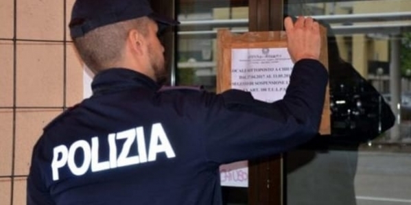 29_polizia_chiusura_ristorante_2.jpg
