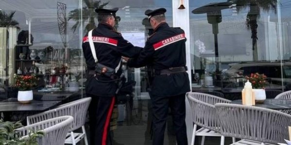 2_carabinieri_chiudono_locale_a_forio_alcol_minori_3396579660x368.jpg