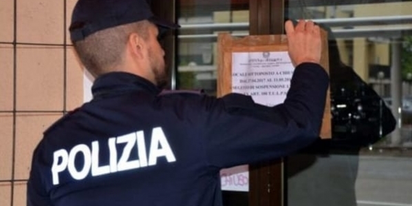 31_polizia_chiusura_ristorante_2.jpg