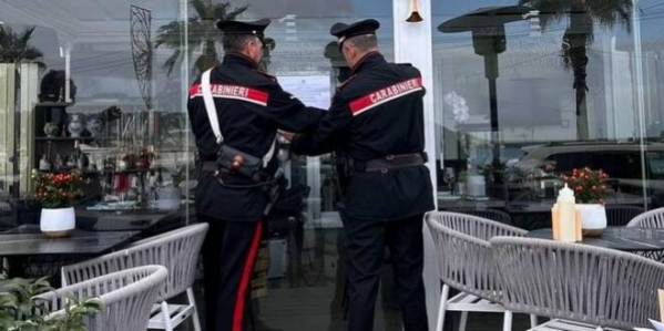 3_carabinieri_chiudono_locale_a_forio_alcol_minori_3396579660x368.jpg