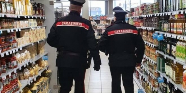 4_carabinieri_supermercato.jpg