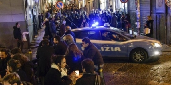 4_polizia_baretti_chiaia.jpg