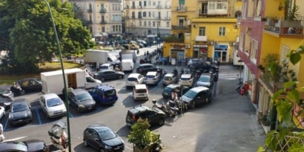 arenella_piazza_degli_artisti_traffico_caotico.jpg