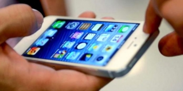 furto_scippo_iphone_telefono_cellulare_2_696x425.jpg