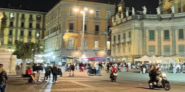 napoli2c_caos_a_piazza_dante3a_b.jpg