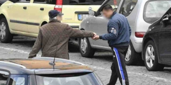 napoli_parcheggiatori_abusivi.jpg