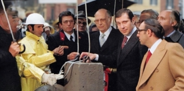 napoli_via_mario_fiore_22_dicembre_1976_luigi_buccico_il_primo_a_destra.jpg