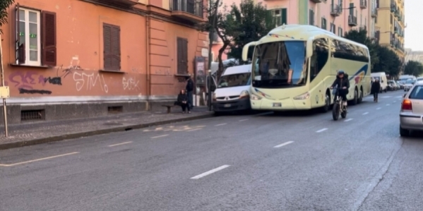 napoli_via_tino_di_camaino_bus_turistico_fermo_in_seconda_fila_nei_pressi_delal_fermata_anm_17_12_24.jpg