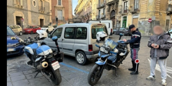 poliziotti_denunciano_un_parcheggiatore_abusivo_per_inosservanza_del_dacur.jpg