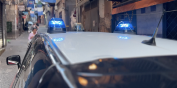quartieri_spagnoli_auto_pattuglia_lampeggianti.png