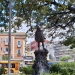 Napoli  piazza Muzii  statua di Salvator Rosa nascosta dagli alberi
