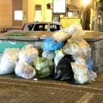 Napoli via Scarlatti contenitori seminterrati con rifiuti