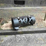 Napoli via Tino di Camaino cestino porta rifiuti vandalizzato