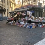 Vomero edicola in piazza Vanvitelli di giorno