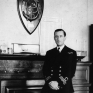 1_ian_fleming_comandante_della_royal_navy_inglese.jpg