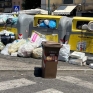1_napoli_piazza_degli_artisti_campane_circondate_da_rifiuti.jpg