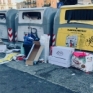 Napoli piazza degli Artisti rifiuti nei pressi delle campane