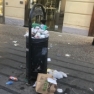 Vomero via Scarlatti cestino portarifiuti pieno