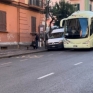 Napoli via Tino di Camaino bus turistico fermo in seconda fila nei pressi delal fermata ANM 17_12_24