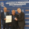 FOTO DI RAFFAELE CIANCIO (AL CENTRO) MENTRE VIENE PREMIATO DA GABRIELE GRAVINA (A SINISTRA) E GIANCARLO ABETE (A DESTRA)