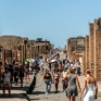 TURISTI A POMPEI--