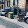 Vomero via Carelli bidoncini sulla carreggiata