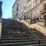 Vomero via Cimarosa le scale da intitolare a Murolo con la casa dell’artista sullo sfondo