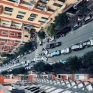 napoli_via_tino_di_camaino_una_colonna_di_auto.jpg