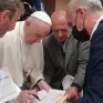 papa_francesco_con_jose_maria_del_corral_e_mario_del_verme.jpg