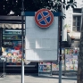 vomero_via_luca_giordano_il_segnale_appeso_sul_tabellone_pubblicitario.jpg